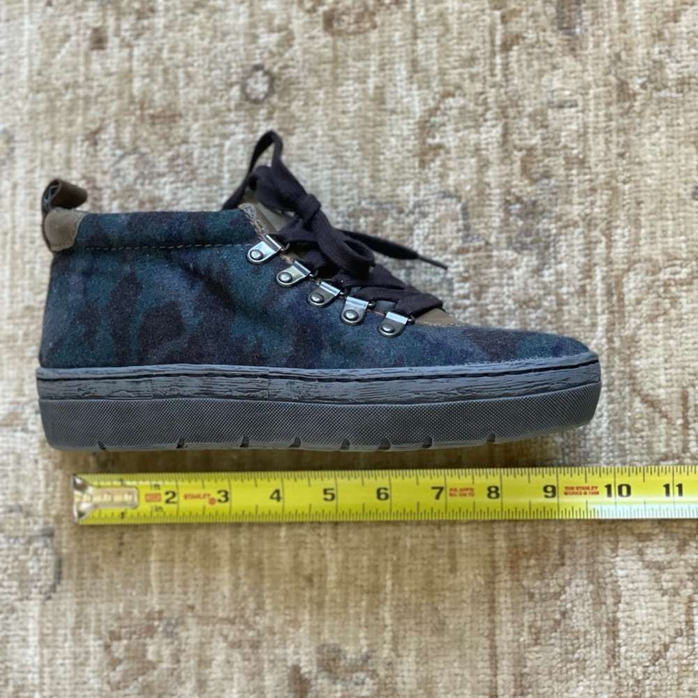 OTBT Green Lake size 7 in Blue Camo. NWOT - Picture 9 of 15